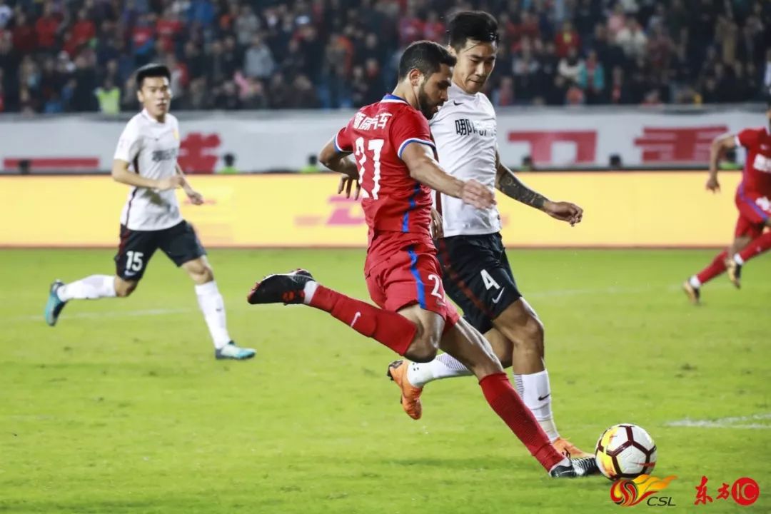 关于河北华夏幸福客场击败重庆斯威，提升榜首的信息